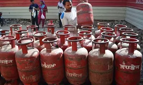 Delhi : वाणिज्यिक सिलेंडर की कीमतें गिर गई