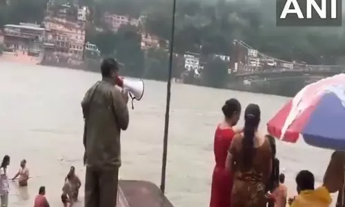 ऋषिकेश में गंगा का जलस्तर बढ़ा, SDRF, पुलिस ने सुरक्षा अलर्ट जारी किया ऋषिकेश में गंगा का जलस्तर बढ़ा, SDRF, पुलिस ने सुरक्षा अलर्ट जारी किया