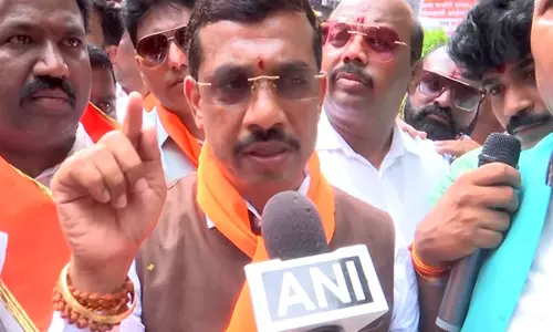 Shiv Sena ने नगर निगम कार्यालय के बाहर नागरिक समस्याओं को लेकर विरोध प्रदर्शन किया