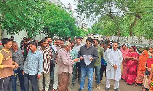 सरपंच ने भागकर बचाई जान, ग्राम सभा में हावी हुए ग्रामीण