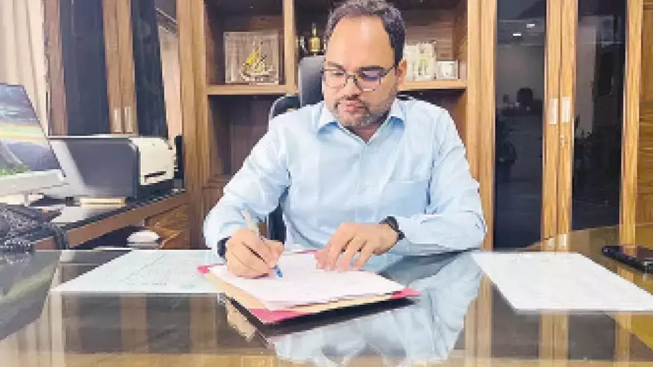 Telangana: शशांक ने टीजीआईआईसी एमडी का पदभार संभाला