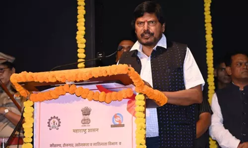 हिंदी को लेकर फडणवीस सरकार ने पहले ही मारा सिक्सर, भाषा विवाद पर रामदास आठवले का बयान हिंदी को लेकर फडणवीस सरकार ने पहले ही मारा सिक्सर, भाषा विवाद पर रामदास आठवले का बयान
