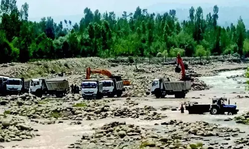 कुलगाम में खनिजों के अवैध खनन के लिए 4 वाहन जब्त, चालक गिरफ्तार