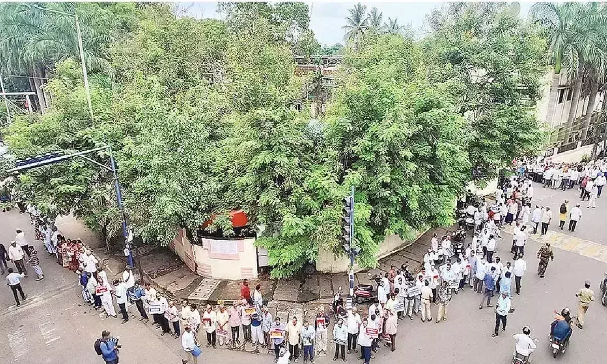 Andhra: पेंशन संशोधन विधेयक का कड़ा विरोध Andhra: पेंशन संशोधन विधेयक का कड़ा विरोध