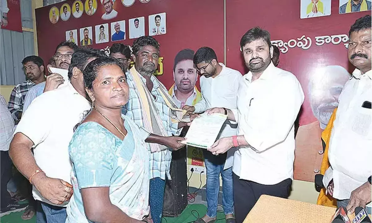 Andhra: सीएमआरएफ संकटग्रस्त परिवारों के लिए जीवन रेखा के रूप में कार्य करता Andhra: सीएमआरएफ संकटग्रस्त परिवारों के लिए जीवन रेखा के रूप में कार्य करता