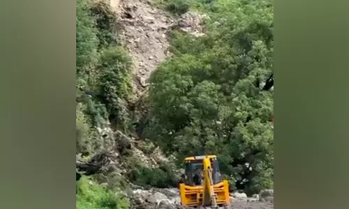 Uttarakhand : भूस्खलन के कारण यमुनोत्री राजमार्ग अवरुद्ध, गंगोत्री मार्ग खुला