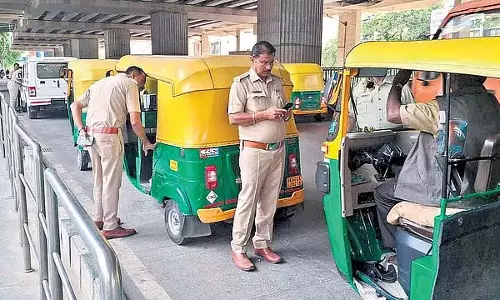 यात्रियों से मनमानी वसूली करने वाले ऑटो चालकों को RTO ने झटका दिया; 114 ऑटो जब्त, 299 मामले दर्ज यात्रियों से मनमानी वसूली करने वाले ऑटो चालकों को RTO ने झटका दिया; 114 ऑटो जब्त, 299 मामले दर्ज
