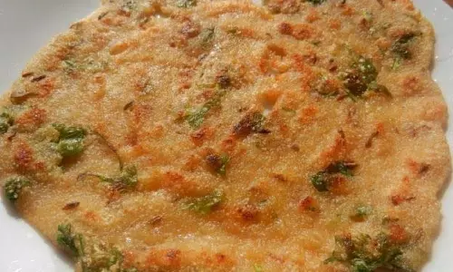 Sooji Chilla Recipe: सब्जियों से भरपूर और स्वाद में लाजवाब, ट्राई करें वेज रवा चीला