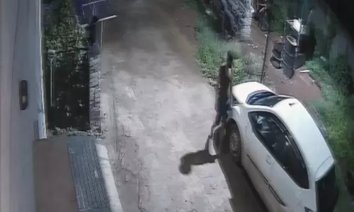 रायपुर : CCTV में कैद हुए 18 लाख की जेवरात उड़ाने वाले चार चोर रायपुर : CCTV में कैद हुए 18 लाख की जेवरात उड़ाने वाले चार चोर