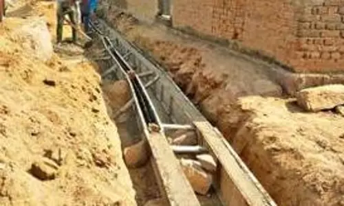 Farrukhabad: नाले के निर्माण में लापरवाही, घटिया सामग्री पर ग्रामीणों का आक्रोश