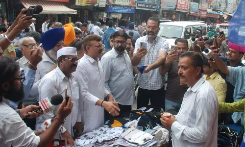 Haryana : कांग्रेस नेताओं ने करनाल में रेहड़ी-पटरी वालों का समर्थन किया