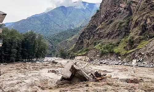 Himachal में बादल फटने से भारी बारिश और बाढ़ के कारण एक की मौत, 12 लापता Himachal में बादल फटने से भारी बारिश और बाढ़ के कारण एक की मौत, 12 लापता