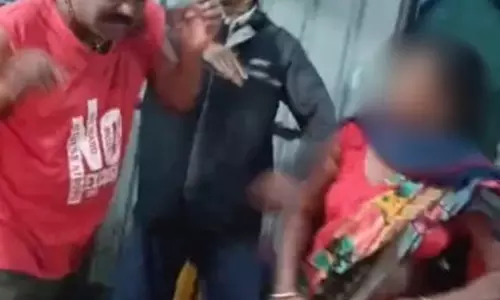 महिला ने होटल संचालक को चप्पलों से पीटा, लड़की को गलत नियत से किया था टच महिला ने होटल संचालक को चप्पलों से पीटा, लड़की को गलत नियत से किया था टच