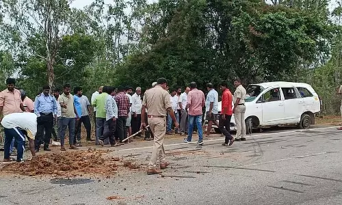 इनोवा कार दुर्घटना: पांच लोगों की मौके पर ही मौत इनोवा कार दुर्घटना: पांच लोगों की मौके पर ही मौत