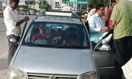 AC कार्यालय के ग्रेड-2 तहसीलदार को ₹1.5 लाख की रिश्वत लेते लोका ट्रैप में पकड़ा
