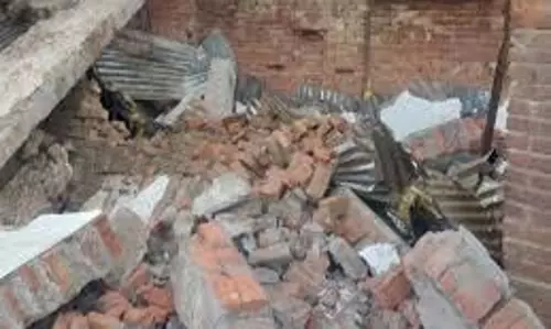 Amroha: बारिश के चलते दो मकान ढहे, लाखों का नुकसान