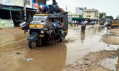 Karnataka : सड़क पर जमा हुआ बारिश का पानी, आवागमन बाधित