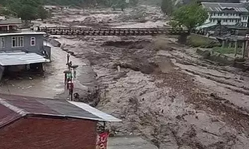 Shimla: मंडी में बादल फटने से बाढ़ का कहर, एक की मौत Shimla: मंडी में बादल फटने से बाढ़ का कहर, एक की मौत