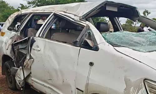 Doddaballapura : इनोवा कार पलटी, भीमेश्वर हिल जा रहे पांच लोगों की मौके पर ही मौत