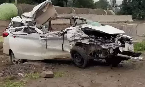 Indore बाईपास पर तेज रफ्तार कार पलटने से 2 छात्रों की मौत, 3 गंभीर