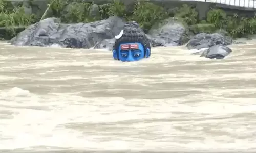 Alaknanda river : बाढ़ के बीच भगवान शिव की मूर्ति हुई बाढ़ में समाहित
