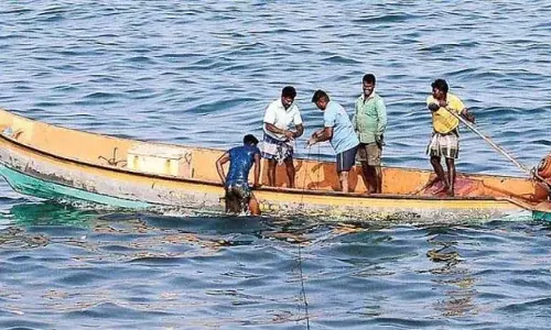 श्रीलंकाई नौसेना ने अवैध मछली पकड़ने पर सात भारतीय हिरासत में लिए