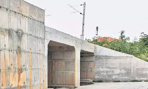 विवाद के चलते ब्रिज लोअर रोड बंद: अड्डा शराबियों का पसंदीदा अड्डा, निवासियों को सुरक्षा का डर विवाद के चलते ब्रिज लोअर रोड बंद: अड्डा शराबियों का पसंदीदा अड्डा, निवासियों को सुरक्षा का डर