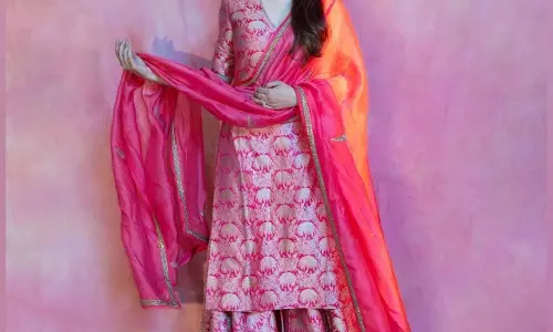 Fashion Tips: हर फंक्शन में मिलेगा स्टाइलिश लुक, अपने वॉर्डरोब में रखें ये 6 तरह के सूट Fashion Tips: हर फंक्शन में मिलेगा स्टाइलिश लुक, अपने वॉर्डरोब में रखें ये 6 तरह के सूट