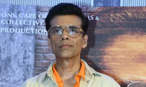 करण जौहर के बॉलीवुड मित्रों के साथ व्हाट्सएप ग्रुप में क्या है? करण जौहर के बॉलीवुड मित्रों के साथ व्हाट्सएप ग्रुप में क्या है?