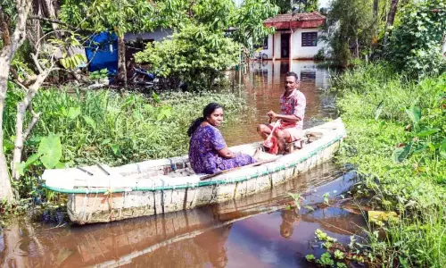 Kerala : जिले का पश्चिमी भाग जलमग्न बना हुआ Kerala : जिले का पश्चिमी भाग जलमग्न बना हुआ