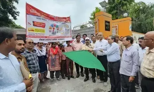 Farrukhabad: संचारी रोग नियंत्रण के लिए दस्तक अभियान की शुरुआत Farrukhabad: संचारी रोग नियंत्रण के लिए दस्तक अभियान की शुरुआत
