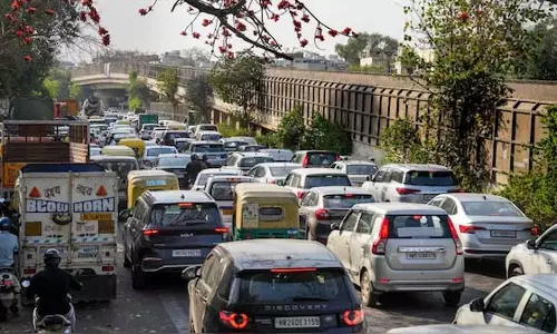 Delhi : फ्यूल बैन से नाराज़गी, लोगों ने कहा – आम आदमी पर सीधा असर