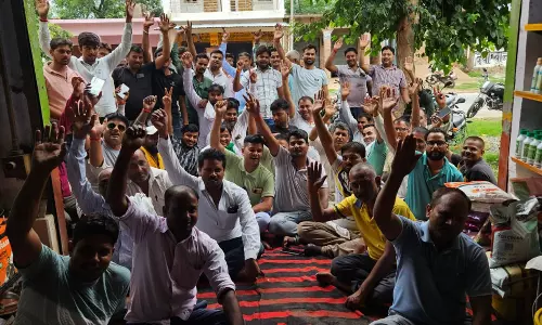 Nawabganj: खाद विक्रेता सरकार के फरमान के बाद पांच दिवसीय हड़ताल पर