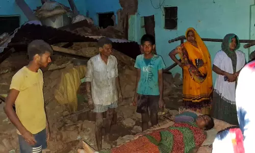 Farrukhabad: कच्चा मकान गिरने से उसमें दबकर कई लोग घायल हुए