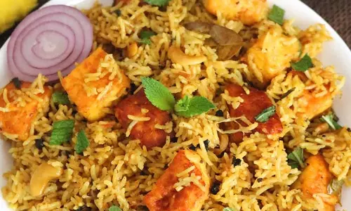 Paneer Biryani: लंच और डिनर दोनों के लिए है बेहतरीन विकल्प Paneer Biryani: लंच और डिनर दोनों के लिए है बेहतरीन विकल्प