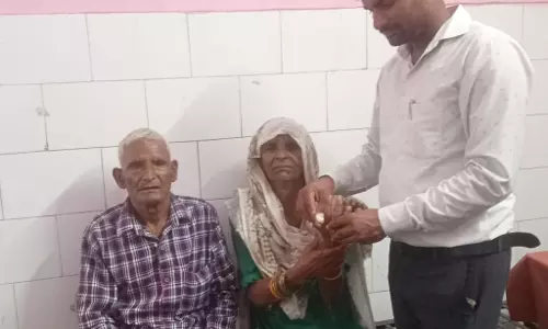 Kaimganj: सास-ससुर की पिटाई का आरोप, बहू और बेटे पर केस की तैयारी Kaimganj: सास-ससुर की पिटाई का आरोप, बहू और बेटे पर केस की तैयारी