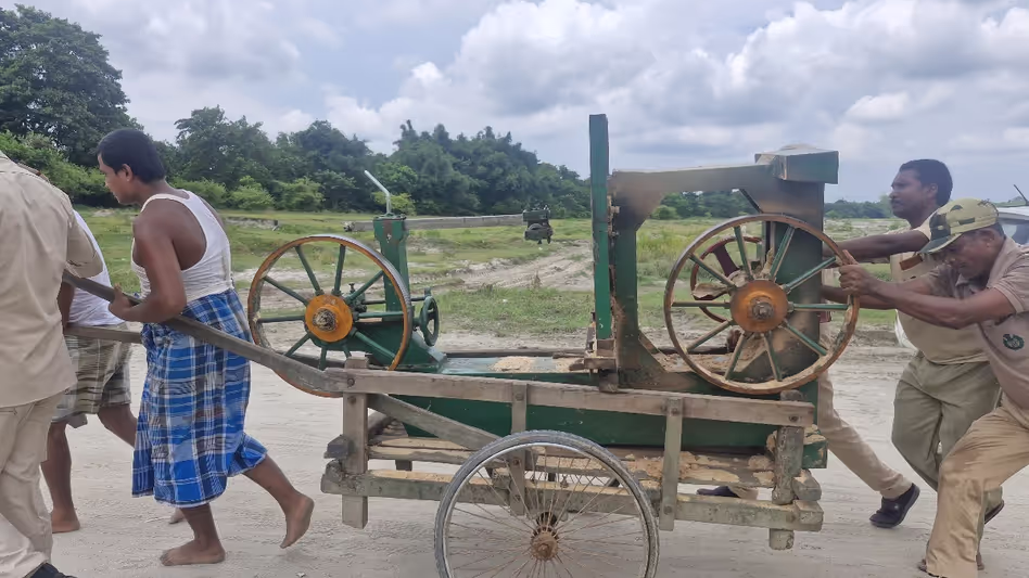 Assam : भेलाकोबा में अवैध बैंड आरा मिल जब्त वन टीम ने लकड़ी माफिया पर कार्रवाई