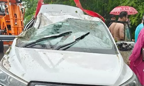 Bareilly: फतेहगंज पश्चिमी में कार खाई मे गिरी चालक घायल Bareilly: फतेहगंज पश्चिमी में कार खाई मे गिरी चालक घायल