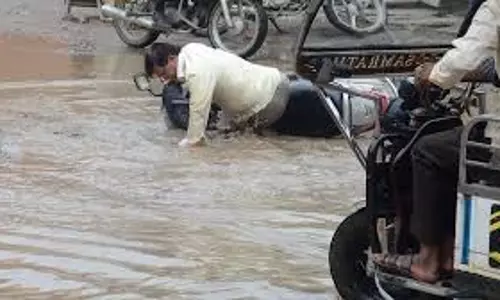 Bareilly: स्मार्ट सिटी की सड़कें बारिश मे बनी तालाब