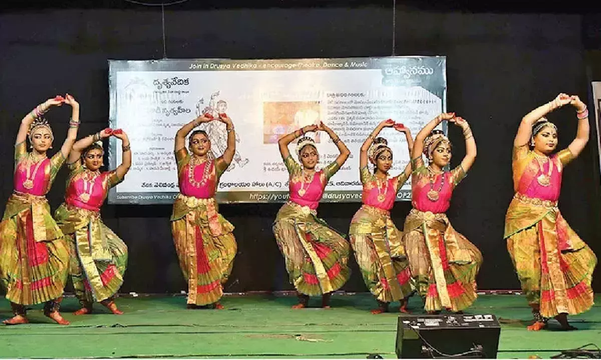 Andhra: शास्त्रीय नृत्य प्रदर्शन के लिए तालियाँ Andhra: शास्त्रीय नृत्य प्रदर्शन के लिए तालियाँ