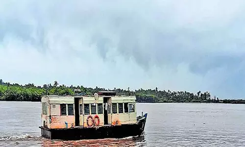 जंग लगी सरकारी नाव ने मट्टूल-अझीक्कल मार्ग पर सुरक्षा संबंधी चिंताएं बढ़ाईं जंग लगी सरकारी नाव ने मट्टूल-अझीक्कल मार्ग पर सुरक्षा संबंधी चिंताएं बढ़ाईं