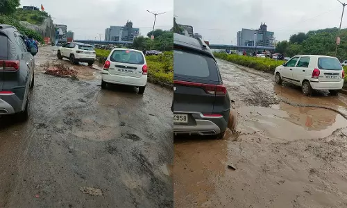 पाषाण-सुस फ्लाईओवर के पास सर्विस रोड पर बड़े-बड़े गड्ढे, मदद के लिए गुहार लगाते यात्री पाषाण-सुस फ्लाईओवर के पास सर्विस रोड पर बड़े-बड़े गड्ढे, मदद के लिए गुहार लगाते यात्री