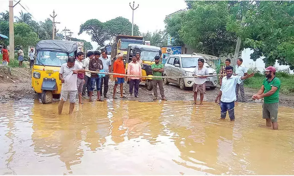 Andhra: BN रोड पर गड्ढे भरने की स्थानीय लोगों ने मांग की