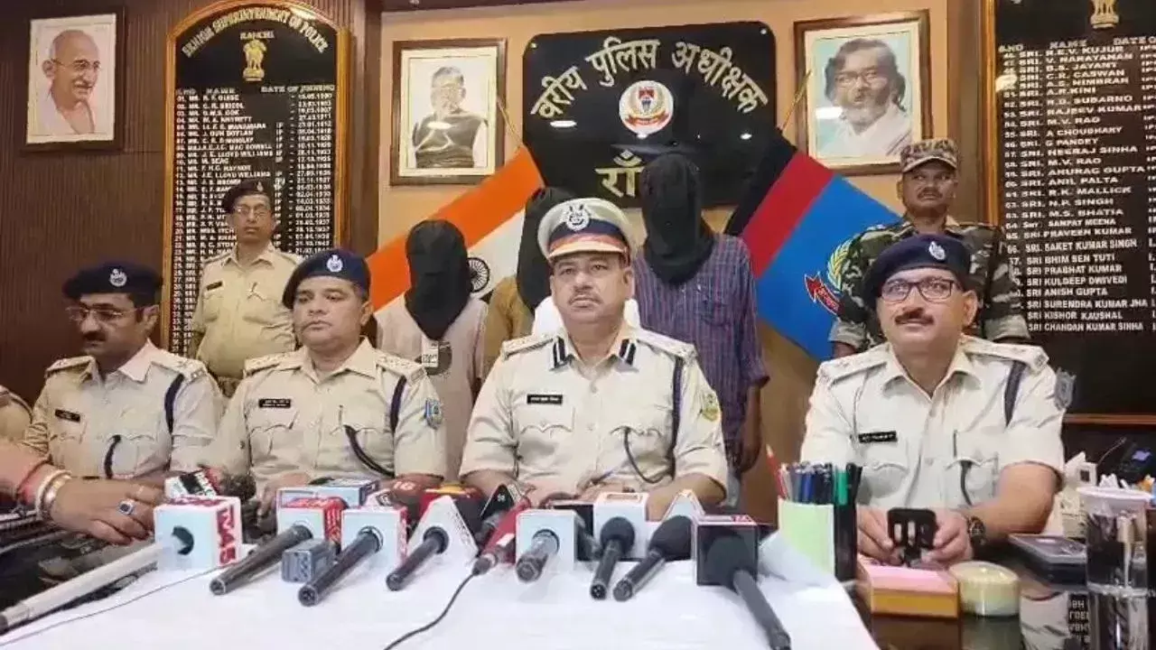 Ranchi: हत्या का आरोपी व छिनतई करने वाला अभियुक्त गिरफ्तार