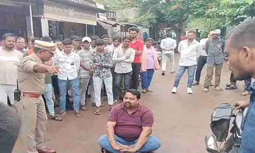 चालान पर बवाल: बहन की स्कूटी का चालान कटा, नाराज युवक सड़क पर बैठा धरने पर चालान पर बवाल: बहन की स्कूटी का चालान कटा, नाराज युवक सड़क पर बैठा धरने पर
