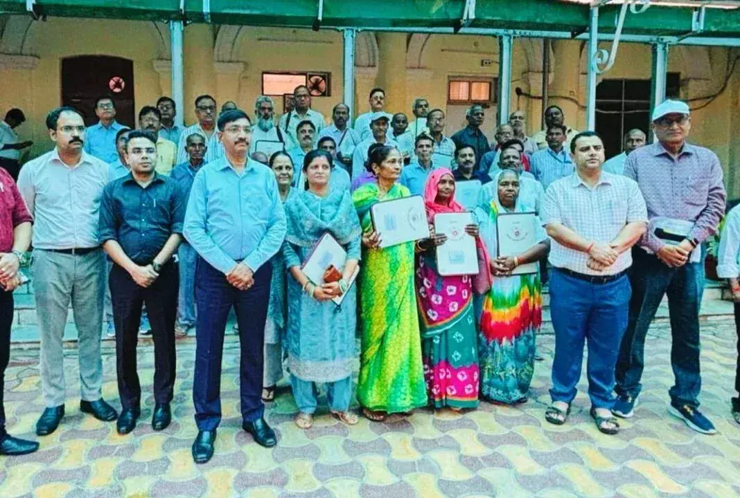 Lucknow: 55 कर्मचारियों की सेवानिवृत्ति पर रेलवे ने जताई कृतज्ञता, सम्मान समारोह आयोजित Lucknow: 55 कर्मचारियों की सेवानिवृत्ति पर रेलवे ने जताई कृतज्ञता, सम्मान समारोह आयोजित