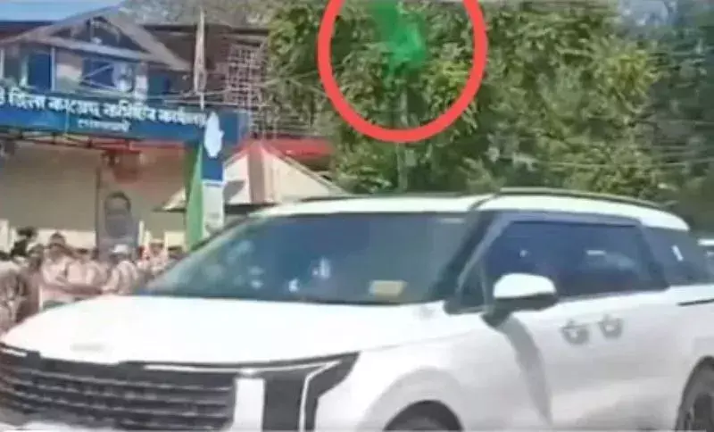 Golaghat में असम के सीएम के काफिले पर बोतल फेंकने के बाद छह लोग गिरफ्तार Golaghat में असम के सीएम के काफिले पर बोतल फेंकने के बाद छह लोग गिरफ्तार