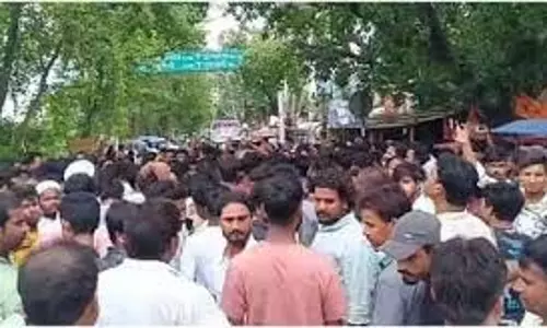 गिरफ्तारी के खिलाफ उबाल, अंजार नईमी के साथ समर्थकों ने किया प्रदर्शन