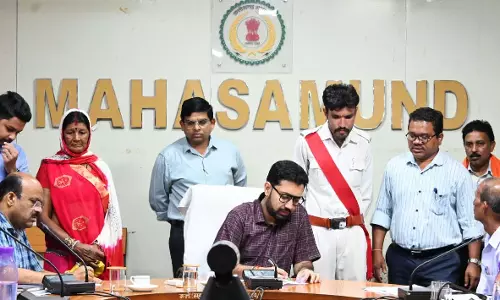 कलेक्टर ने जन चौपाल में सुनी आमजनों की समस्याएं कलेक्टर ने जन चौपाल में सुनी आमजनों की समस्याएं