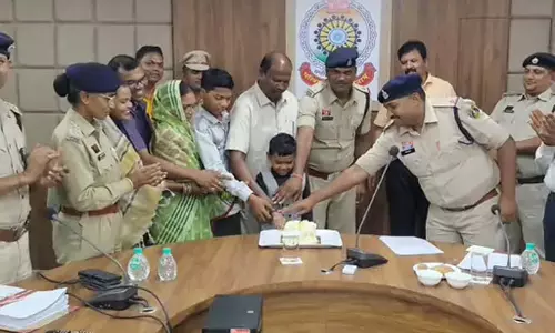 सूरजपुर पुलिस की नई पहल: अब जवानों को जन्मदिन पर मिलेगी छुट्टी सूरजपुर पुलिस की नई पहल: अब जवानों को जन्मदिन पर मिलेगी छुट्टी